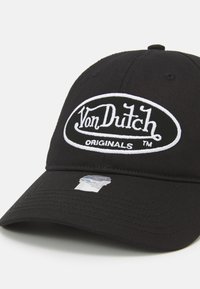 Căciulă de baseball neagră din material, cu un logo brodat alb "Von Dutch Originals" pe față. Vârful are detalii cu autocolant.