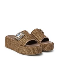 Sandali platform intrecciati marroni con una ampia fascia decorata con accenti di gioielli e una superficie testurizzata, che offrono un profilo elevato.