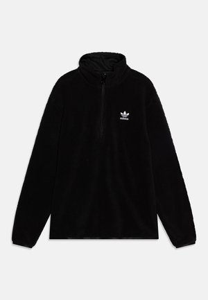 Sort Adidas fleece-trøje med kvart-lynge foran og hvid Adidas trefoil-logo på venstre bryst.