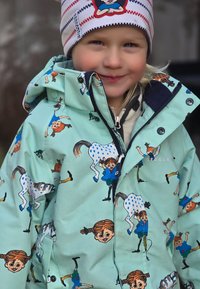 Ljusgrön barnjacka med lekfulla illustrationer av hästar och karaktärer. Materialet verkar vara vattentåligt och jackan har en huva och dragkedja fram.