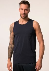 Navyblaues Baumwolltanktop mit einem runden Ausschnitt und einer Brusttasche. Verfügt über einen ärmellosen Schnitt und eine lockere Passform.