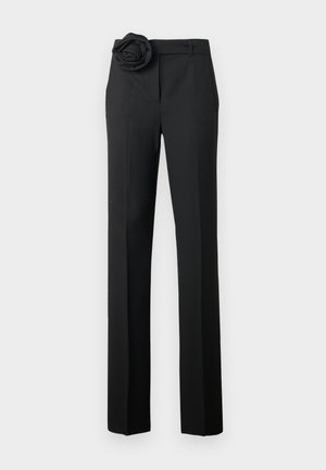 Schwarze Hose mit maßgeschneidertem Schnitt, ausgestattet mit einem stofflichen Rosenzierat in der Taille, geraden Beinen und einer seidigen Textur.