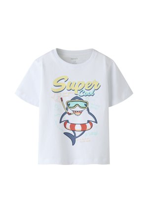 Weißes T-Shirt mit kurzen Ärmeln, auf dem ein Comic-Hai mit Schwimmbrille und Schnorchel, einem rot-weißen Schwimmring und dem Schriftzug „Super Cool“ abgebildet ist.