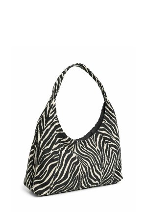 Bolso con estampado de cebra en blanco y negro, con una correa ancha y un borde superior redondeado, de pie sobre un fondo blanco.