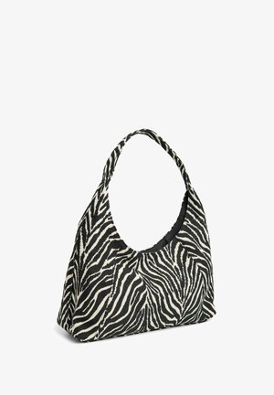 Bolso con estampado de cebra en blanco y negro, con una correa ancha y un borde superior redondeado, de pie sobre un fondo blanco.