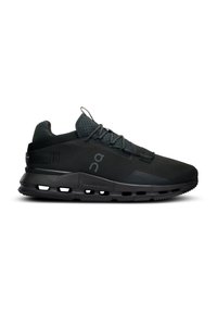 Zwarte sportieve sneaker met een bovenwerk van mesh, vetersluiting, gevoerde zool met zichtbare luchtkussens, en merklogo op de zijkant en zool.