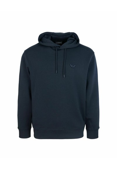 Felpa blu navy realizzata in morbido tessuto, con tasca a marsupio, cappuccio regolabile con cordino e logo tonale sul petto. Vestibilità classica.