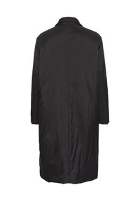Cappotto lungo nero con una texture liscia e lucida, presenta un colletto classico e un design dritto. Nessun fattore di chiusura o motivo visibile.