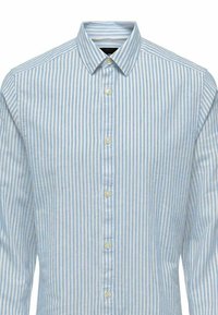 Camisa abotonada de rayas azul claro y blanca. Presenta un cuello clásico y cierre de botones. Está hecha de tela texturizada con mangas largas.