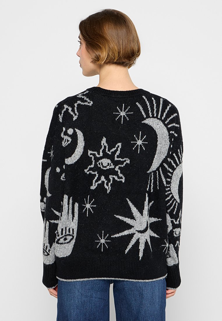 Maglione nero con design celestiali argentati, tra cui stelle, lune e mani. Presenta un collo rotondo e una vestibilità ampia.