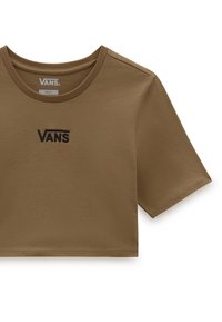Camiseta corta marrón hecha de algodón suave. Cuenta con un cuello redondo y mangas cortas, además de un logo bordado en negro en la parte delantera.