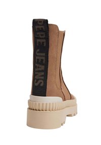 Bruine suède enkellaars met een zwarte elastische zijrand met "PEPE JEANS." Dikke witte rubberen zool met een gestructureerde rand.