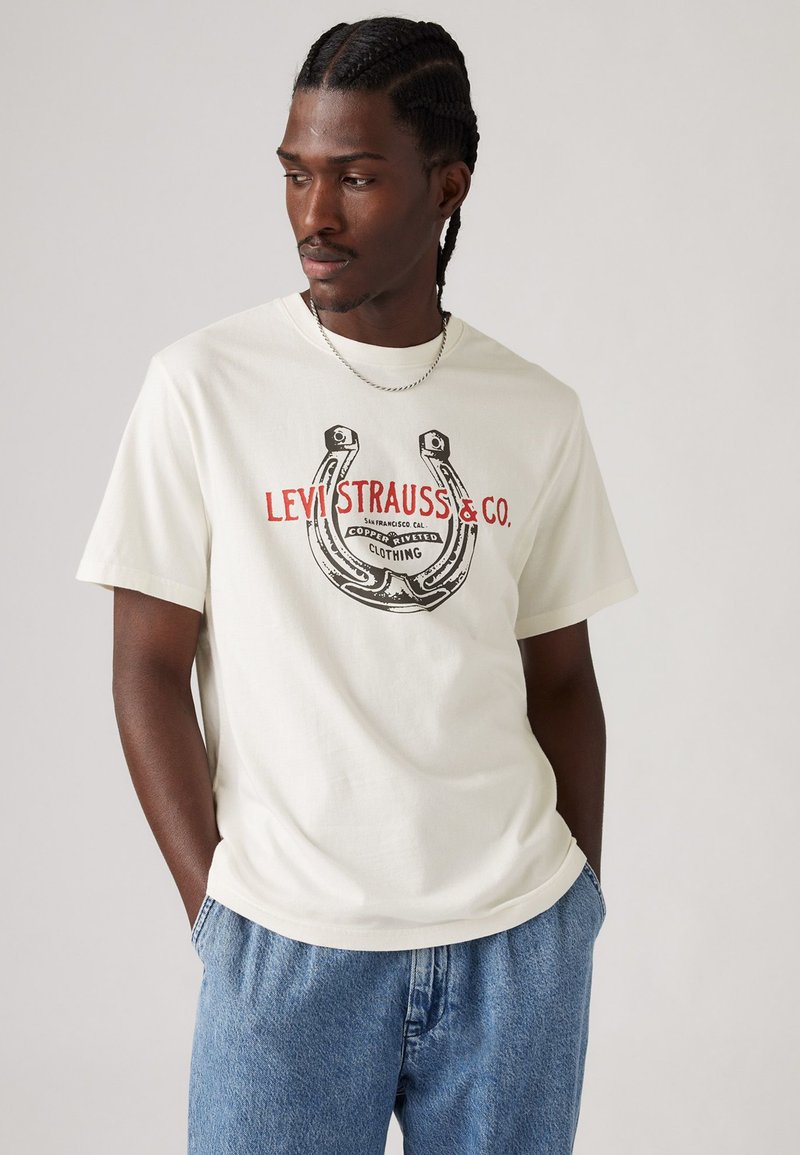 Levi's® RELAXED FIT - Printtipaita - egret