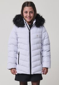 Chaqueta de plumas blanca con capucha de piel negra, patrón de acolchado vertical, cremallera frontal y dos bolsillos laterales.
