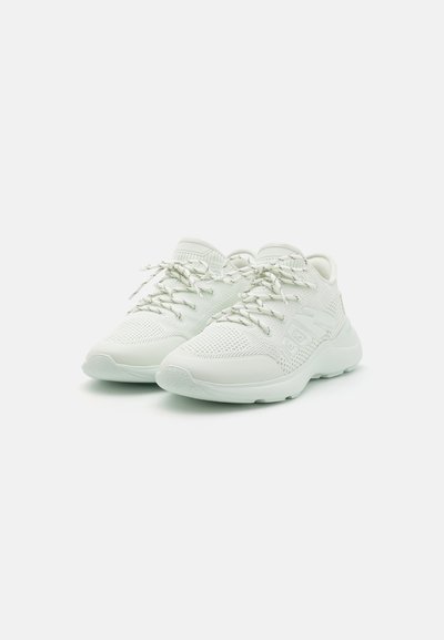 Scarpe da ginnastica bianche con tomaia in mesh traspirante, dettagli testurizzati, lacci elastici e suola in gomma solida per trazione e supporto.