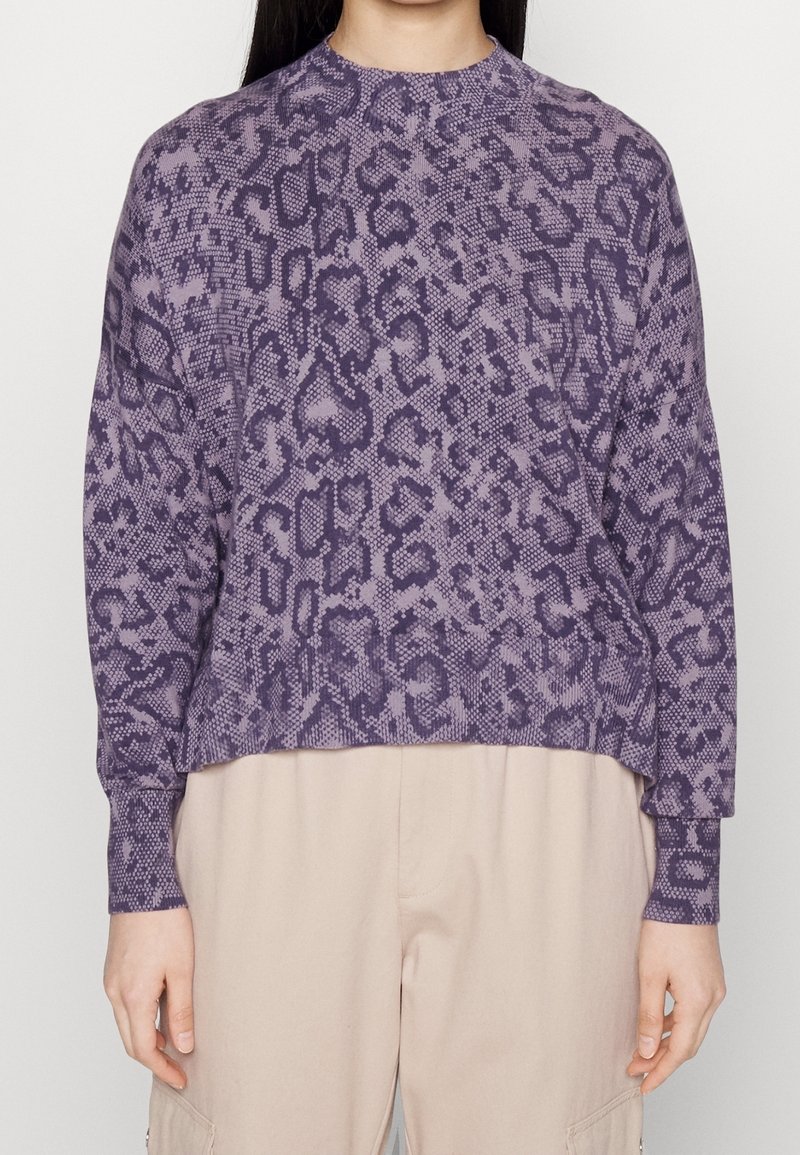 Lila gestrickter Pullover mit einem strukturierten Leopardenmuster, langen Ärmeln und einem runden Halsausschnitt, versehen mit einem gerippten Saum und Bündchen.