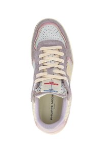 Zapatilla con parte superior de cuero gris claro, acentos de ante lavanda, puntera perforada, cordones color crema y etiqueta de lengua con marca.