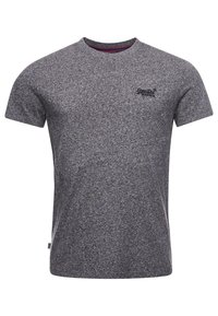 Camiseta gris de manga corta con una tela texturizada. Presenta un cuello redondo y un pequeño logo negro en el pecho.