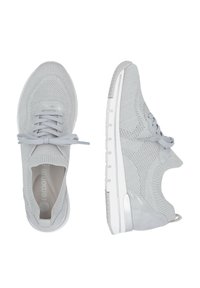 Hellegraue Sportschuhe mit einem Obermaterial aus Netzgewebe, strukturierten Wildlederakzenten und einer weißen Gummisohle. Verfügt über traditionelle Schnürsenkel und ein gepolstertes Innenleben.