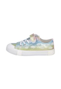 Zapatillas planas para niños hechas de tela iridiscente con un patrón de nubes en tonos pastel; cuentan con suela de goma blanca y correa de Velcro ajustable.