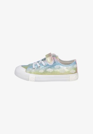 Zapatillas planas para niños hechas de tela iridiscente con un patrón de nubes en tonos pastel; cuentan con suela de goma blanca y correa de Velcro ajustable.