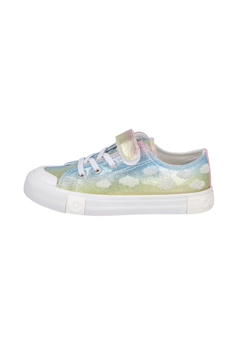Zapatillas planas para niños hechas de tela iridiscente con un patrón de nubes en tonos pastel; cuentan con suela de goma blanca y correa de Velcro ajustable.