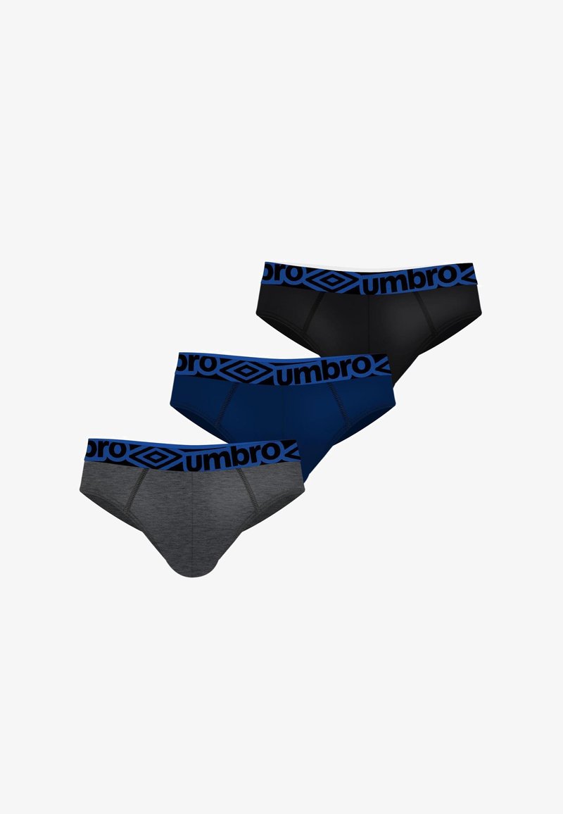 Trois slips pour hommes en noir, bleu marine et gris avec des ceintures bleues ornées de logos "Umbro" noirs, présentés sur un fond blanc.