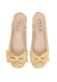 Žute baletanke od brušene kože s velikom mašnom na svakom prstu, s glatkom unutarnjom oblogom i urezanim logotipom marke u zlatnoj boji na ulošku.