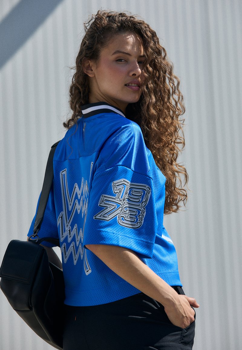 Puma CHERRY ON TOP CROPPED - T-shirt print - hyperlink blue