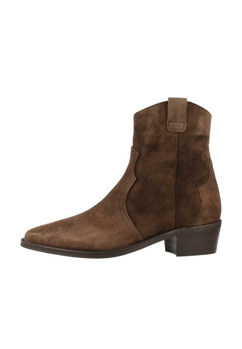 Botín de ante marrón a la altura del tobillo con puntera puntiaguda, tacón bajo de madera y diseño con corte lateral. Incluye una pestaña en la parte posterior para facilitar su uso.