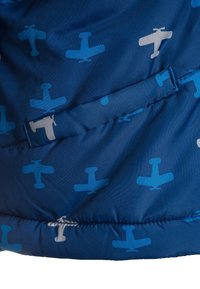 Tela azul con una textura suave que presenta un patrón de pequeñas siluetas de aviones en azul claro y blanco. Incluye un bolsillo lateral.