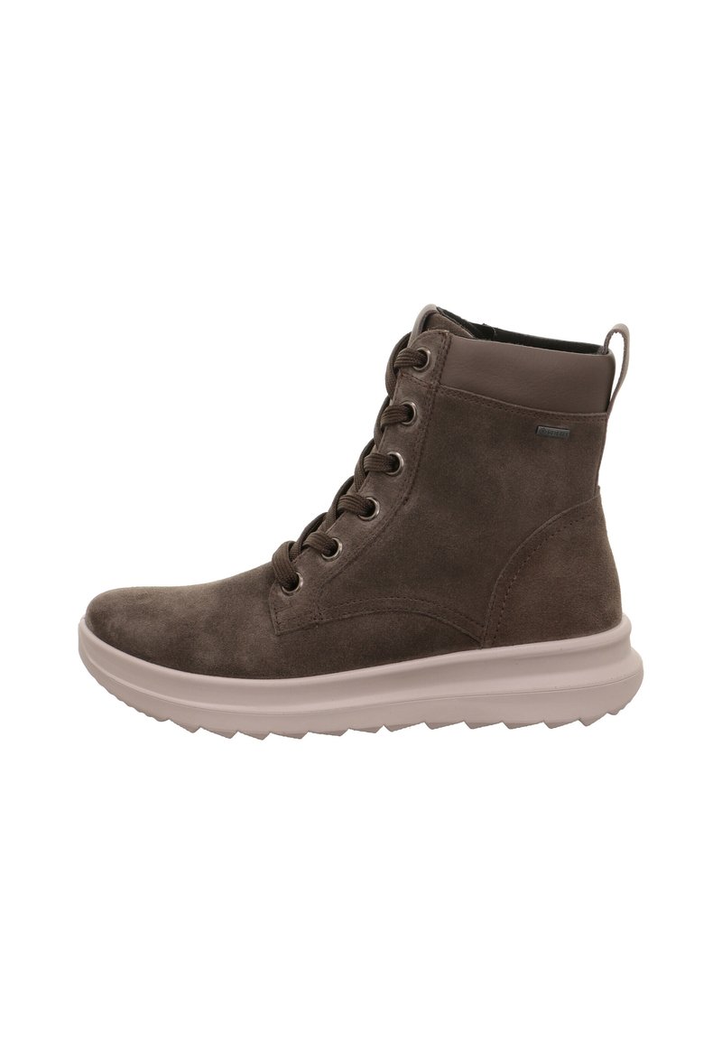 Stivale alla caviglia in suede marrone con collo imbottito, punta tonda e suola in gomma. Presenta sei asole e una linguetta posteriore per una facile calzata.