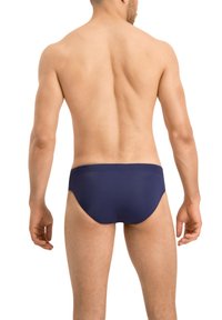 Navyblaue Schwimmslips mit glatter Textur und elastischem Bund, präsentiert aus der Rückenansicht eines männlichen Models vor einem weißen Hintergrund.