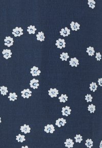 Tecido azul marinho com padrões florais brancos e azul claro dispersos. Apresenta um acabamento texturizado com uma sensação suave e leve.
