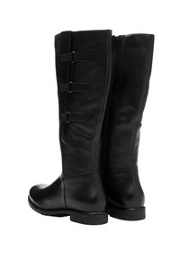 Botas negras de cuero hasta la rodilla con tres tiras decorativas y cremallera lateral, que presentan una punta redondeada y superficie texturizada. Suela de goma para mejor agarre.