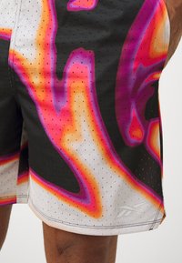 Reebok BASKETBALL TRANSITION SHORT - Αθλητικό σορτς - orange/black