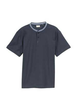 Camisa de manga corta azul marino oscura con una tela texturizada, con un cuello azul claro y una tapeta de tres botones.