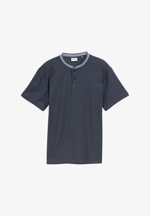 Camisa de manga corta azul marino oscura con una tela texturizada, con un cuello azul claro y una tapeta de tres botones.