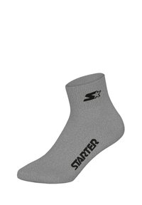 Grau ankle sock mit strukturiertem Stoff. Verfügt über ein schwarzes Logo und Aufschrift, einen strukturierten Bund und eine glatte Zehennaht für optimalen Komfort.
