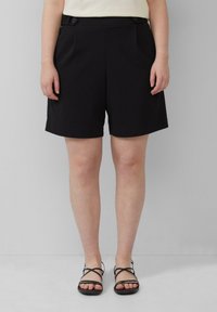 Shorts noirs avec une taille plate, deux boutons à la ceinture et des poches latérales ; tissu léger avec une texture lisse.