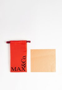 Funda de tela roja con cordón y texto negro "MAX & Co." al lado de un cuadrado texturizado color beige claro con "MAX." en relieve.