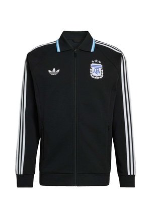 Černá sportovní bunda se zipem, s bílými pruhy Adidas na rukávech, znakem Argentinské fotbalové asociace se třemi hvězdami a logem Adidas na hrudi.