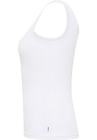 Witte tanktop van ribstof. Heeft een ronde hals, brede schouderbanden en een aansluitende silhouette. Opvallende naaddetails aan de achterkant.