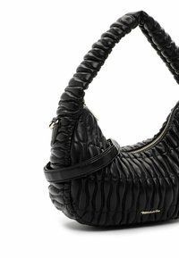 Sac à bandoulière en cuir noir avec un design texturé et plissé, présentant une forme incurvée, une fermeture éclair argentée, et une poignée étroite rembourrée.