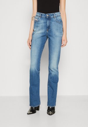 Jeans en denim bleu clair avec un design à jambes droites, comprenant cinq poches, une fermeture à bouton et un léger délavage près des genoux.