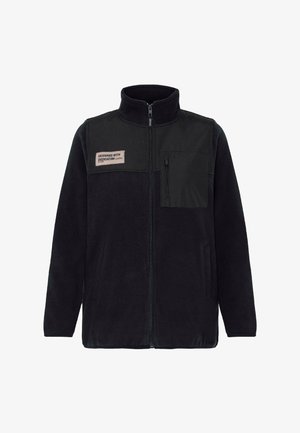 Černá fleecová bunda s vysokým límcem, zipem vpředu a kapsou na hrudi. Obsahuje textilní nášivku s textem na levé straně.