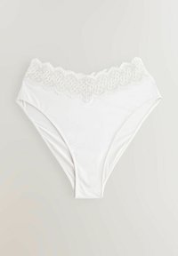 Biele vysokokoloští underwear s dekoratívnym krajkovým pásom. Hladká textura, s vlnitými okrajmi a minimalistickým dizajnom.