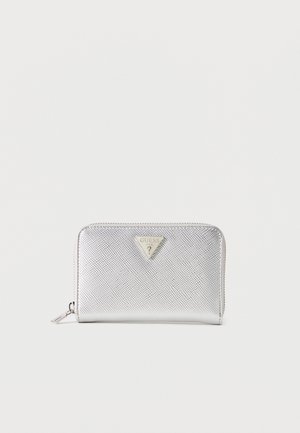 Ezüst textúrázott, körbefutó cipzáras pénztárca, amelyen elöl háromszög alakú Guess logó és fém cipzárhúzó található, egyszínű háttér előtt bemutatva.
