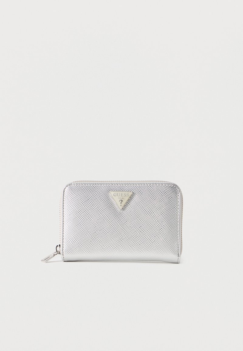 Portefeuille texturé argenté à fermeture éclair entourant, avec logo triangulaire Guess sur le devant et tirette de fermeture éclair en métal, présenté sur un fond uni.