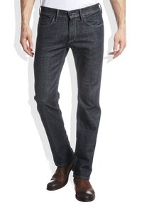 Pantalones vaqueros de mezclilla azul oscuro con corte recto, que presentan costuras en contraste, un diseño clásico de cinco bolsillos y un cierre de botón.